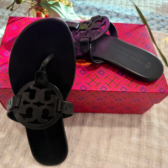 Tory Burch Iconic Soft Miller Sandal in Perfect Black size 8 - EUC! - Picture 2 of 9